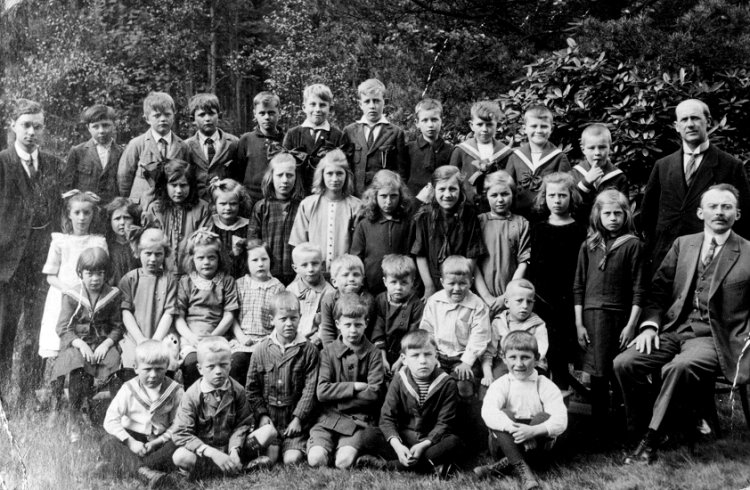 Klik voor foto in apart venster aart_v_kooij_1916_school_hees__bovenste_rij_3de_matrozenkraag_van_rechts_1926_foto_genomen.jpg